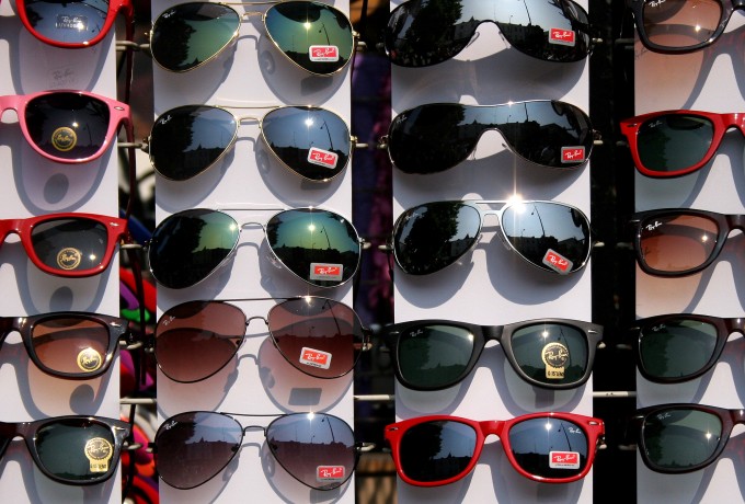Wichtig beim Sonnenschutz: die richtige Wahl der Sonnenbrille. 