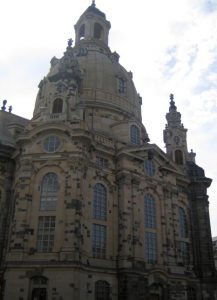 An der Frauenkirche in Dresden nimmt die Tour mit dem Elektrofahrrad ihren Lauf. Weiter geht's mit dem Elektrofahrrad auf dem Elbradweg.