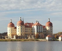 Schloss Moritzburg in Sachsen ist ebenfalls unweit des Elberadweges gelegen. Von Radebeul aus ist es mit dem Elektrofahrrad nicht weit. 