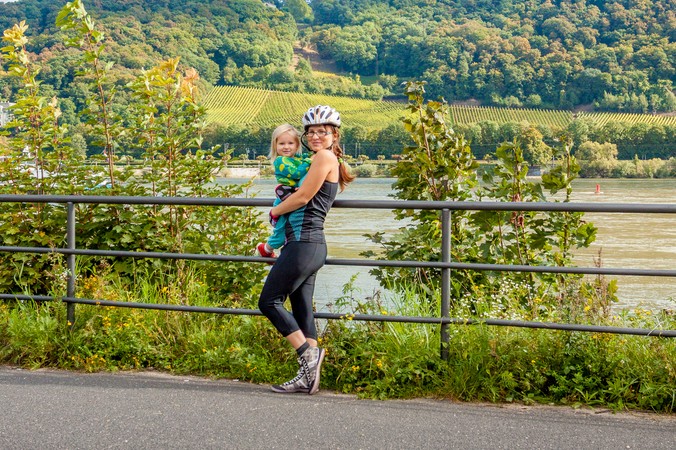 Es muss nicht immer Sightseeing sein. Einfach mal die Radtour unterbrechen und mit dem Kind den Blick auf den Rhein genießen (#3)