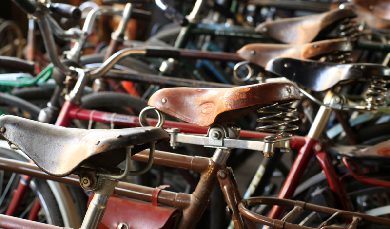 Auch der Fahrradsattel spielt bei den Fahrrad Tipps zur Kaufberatung eine wichtige Rolle. Weil jeder Mensch unterschiedlich gebaut ist, kommt nicht jeder mit dem gleichen Sattel klar.