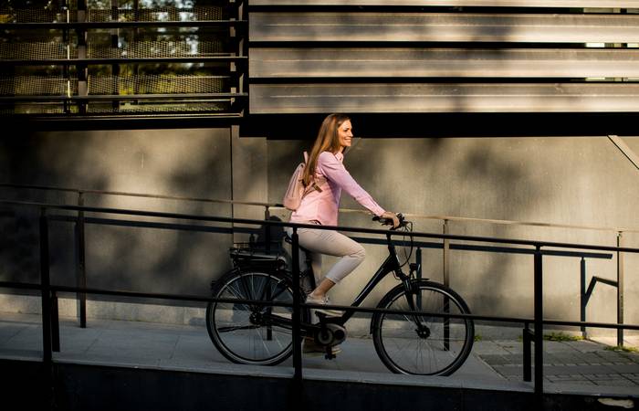 E-Bikes ermöglichen es den Mitarbeitern, den Arbeitsweg flexibler zu gestalten und gleichzeitig Verkehrsstaus zu umgehen. (Foto: AdobeStock - BGStock72)