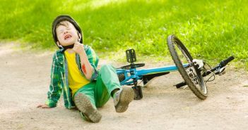 Junge schreibt Brief nach Unfall: Fahrradfahrer flüchtet (Foto: AdobeStock 137527669  Ermolaev Alexandr)