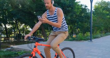 Richtige Smartphone-Halterung: Navigation auf dem E-Bike sicher (Foto: AdobeStock 315934475 erejkakovalev)
