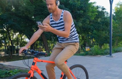 Richtige Smartphone-Halterung: Navigation auf dem E-Bike sicher (Foto: AdobeStock 315934475 erejkakovalev)