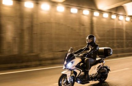 Mehr Fahrspaß auf der Autobahn: Vorausschauend fahren und Sicherheitsabstand (Foto: Peugeot Motocycles)