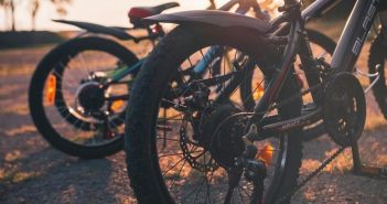 ARAG-Tipps: Sicher radeln mit Kindern vom ersten Üben an (Foto: ARAG SE)