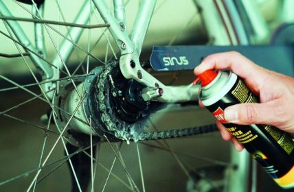 Ballistol Fahrradpflege: Reiniger, Keramik-Kettenöl und Universalöl minimieren dauerhaft (Foto: BALLISTOL GmbH)